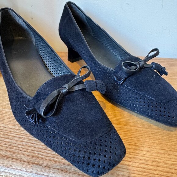 Stuart Weitzman Navy Suede Bow Kitten Heel Pumps Size 7 - Picture 4 of 10